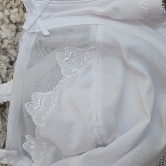 Bali White Full-Coverage Bra with Underwire and Adjustable Straps - Picture 3 of 6